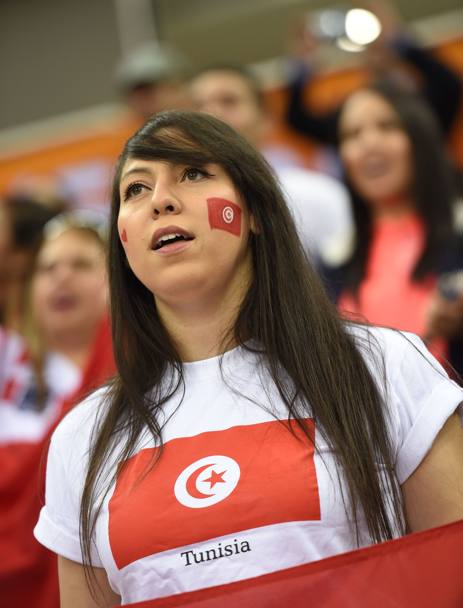 Presenti anche le tifose della Tunisia: eccone una assistere al preliminare del gruppo B contro la Bosnia. (Afp) 